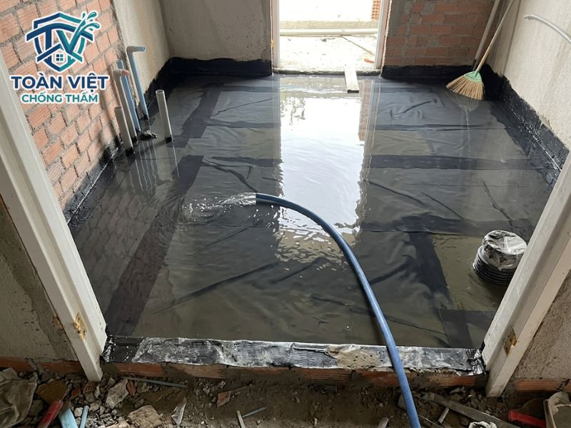 Bơm nước ngâm sàn trong 24 giờ để kiểm tra độ kín nước trước khi cán vữa bảo vệ