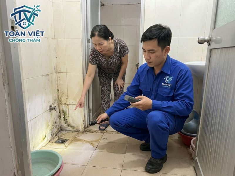 Kỹ thuật viên của Toàn Việt nghiệm thu công trình cùng chủ nhà và bàn giao phiếu bảo hành chống thấm