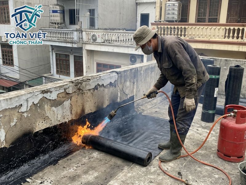 Khò nóng màng Bitum kỹ lưỡng tại các điểm bo góc chân tường