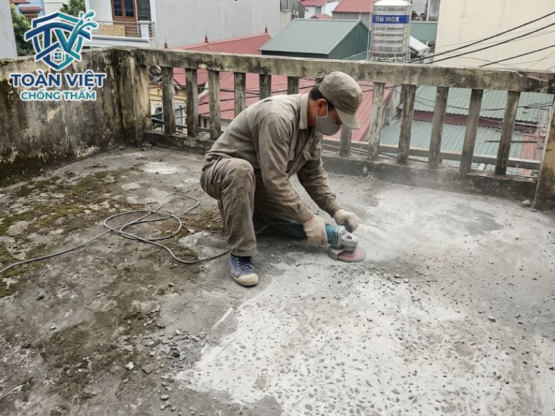 Đục tẩy lớp vữa hỏng và vệ sinh cốt bê tông là bước bắt buộc