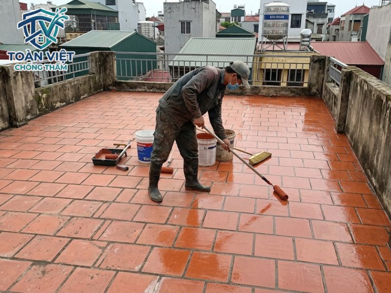Quét hóa chất chống thấm trong suốt trực tiếp lên nền gạch cũ