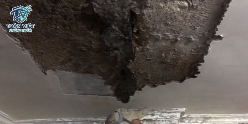 Mài phẳng và vệ sinh sạch sẽ bề mặt trần bê tông trước khi quét lớp lót Sika