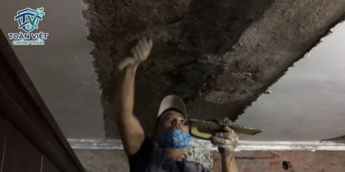Bơm keo Sikaflex trám kín các vết nứt chân chim trên sàn mái