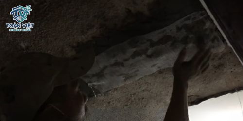 Trải lưới thủy tinh gia cường và lăn lớp Sika phủ vuông góc để chống nứt xé