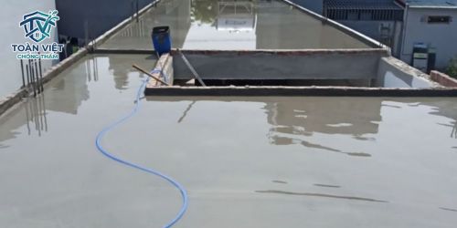 Ngâm nước 24h đảm bảo trần bê tông không còn thấm dột