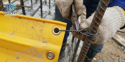 Dùng dây thép neo buộc chặt mép băng cản nước vào cốt thép để chống xê dịch