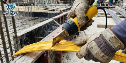 Dùng dao hàn nhiệt ép chảy nhựa PVC để nối đối đầu 2 mép băng cản nước