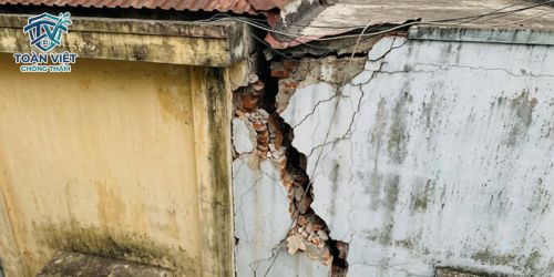 Lún móng không đồng đều tạo ra vết nứt xé dọc khe lún, phá vỡ cấu trúc chống thấm ban đầu