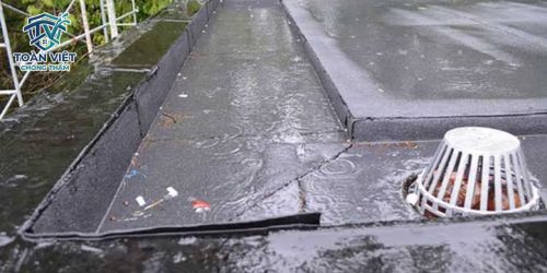 Vết nứt chân chim trên sàn mái là nguyên nhân phổ biến gây thấm trần