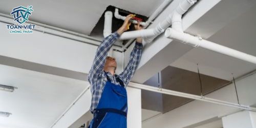 Nước rò rỉ từ cổ ống nhà vệ sinh tầng trên ngấm qua sàn bê tông
