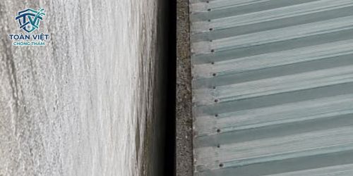 Nước mưa ngấm qua khe lún giữa hai nhà liền kề gây mốc mép trần