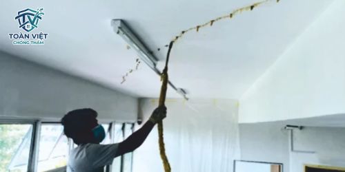 Thi công bơm keo PU trương nở để bịt kín hoàn toàn vết nứt bê tông
