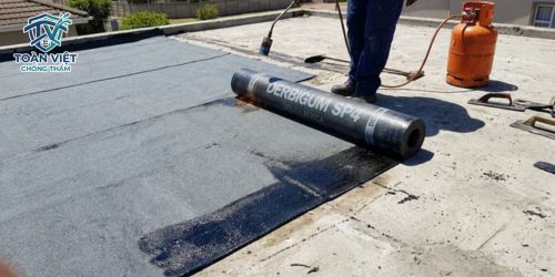 Khò nóng màng chống thấm Bitum để xử lý dứt điểm sàn mái bị nứt