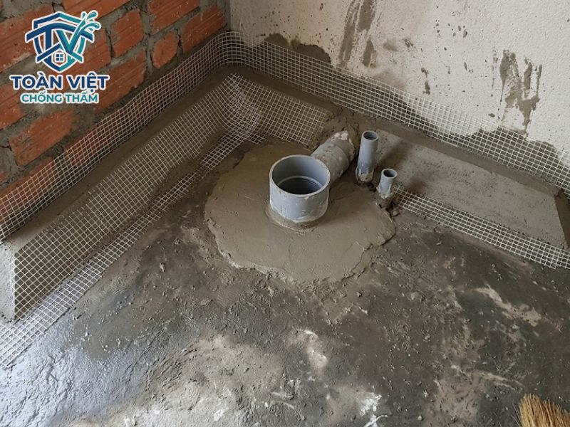 Xử lý cổ ống xuyên sàn bằng vữa không co ngót Sikagrout và dán lưới thủy tinh gia cường tại góc chân tường