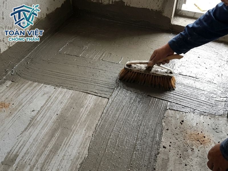 Thi công lớp Sika 107 thứ hai vuông góc với chiều quét lớp đầu tiên để lấp kín hoàn toàn các lỗ bọt khí