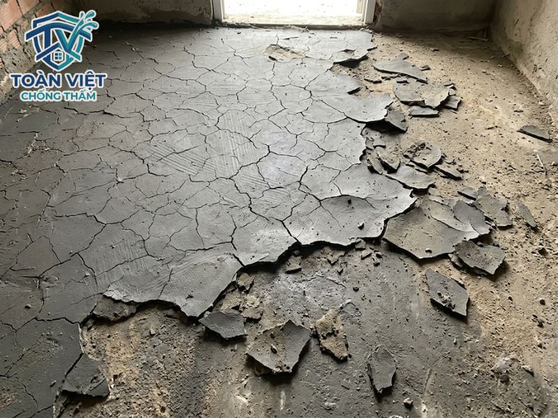 Màng chống thấm bị nứt rạn và bong tróc do lỗi tự ý pha thêm nước hoặc quét lớp hai khi lớp một chưa khô