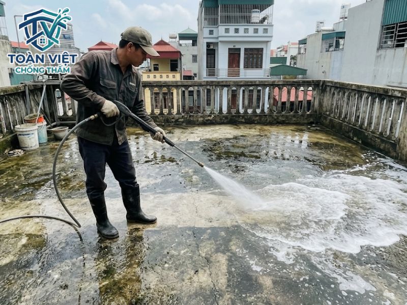 Vệ sinh sạch sẽ và bão hòa nước bề mặt bê tông (nhưng không để đọng vũng) trước khi quét Sika