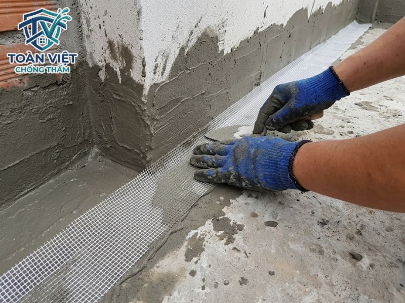 Kỹ thuật dán lưới thủy tinh gia cường tại các góc chân tường để chống nứt nẻ lớp màng chống thấm
