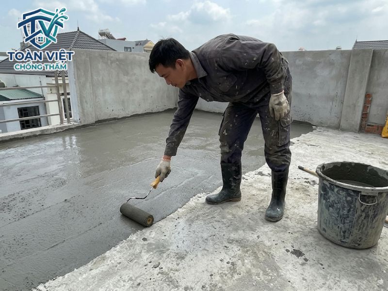 Thi công quét lớp Sika thứ hai theo phương pháp vuông góc (chữ thập) so với lớp thứ nhất để phủ kín mao mạch