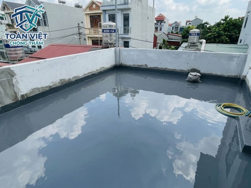 Bơm nước ngâm sân thượng từ 24 - 48 giờ để nghiệm thu chất lượng màng chống thấm trước khi cán vữa bảo vệ