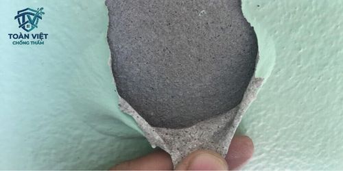 Màng sơn bị phồng rộp và bong tróc do lăn sơn khi bề mặt trần chưa đạt chuẩn độ ẩm