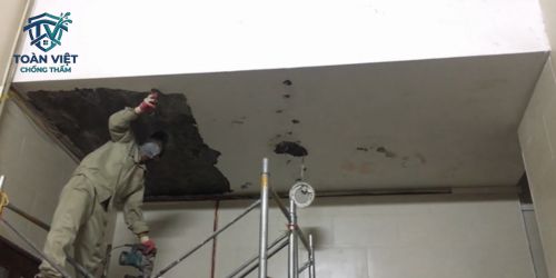 Dùng máy mài vệ sinh sạch lớp vữa yếu và nấm mốc trước khi thi công chống thấm