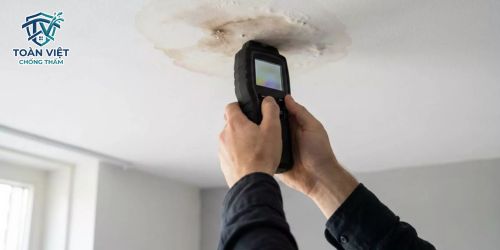 Trần nhà bị thấm nước có nguy hiểm không? Xử lý khẩn cấp 4 Thợ dùng máy dò nhiệt để xác định điểm rò rỉ nước ngầm mà không cần đục phá