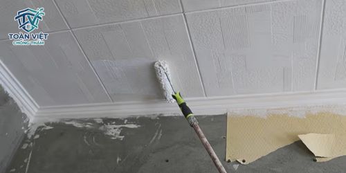 Trần nhà bị thấm nước có nguy hiểm không? Xử lý khẩn cấp 5 Thi công màng chống thấm giúp xử lý tận gốc tình trạng rỉ nước