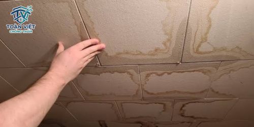 Trần thạch cao dột nước: Dấu hiệu sập trần và 4 bước xử lý