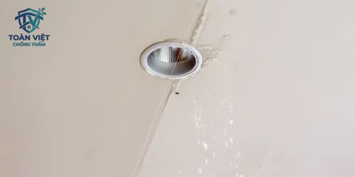 Trần thạch cao dột nước: Dấu hiệu sập trần và 4 bước xử lý 1 Nước rò rỉ vào hệ thống đèn âm trần tiềm ẩn nguy cơ chập cháy rất cao