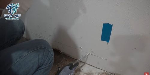 Trần thạch cao dột nước: Dấu hiệu sập trần và 4 bước xử lý 4 Thợ thi công khoét bỏ phần thạch cao bị mốc để tiến hành vá tấm mới